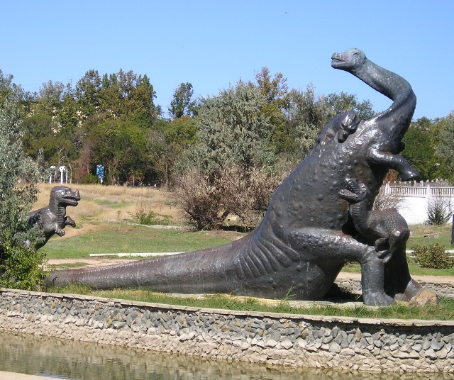 Бронтозавр — символ города Саки